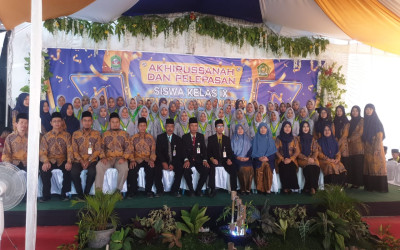 AKHIRUSANNAH DAN PELEPASAN SISWA KELAS 9 DI MTs AL IHSAN DOGLO